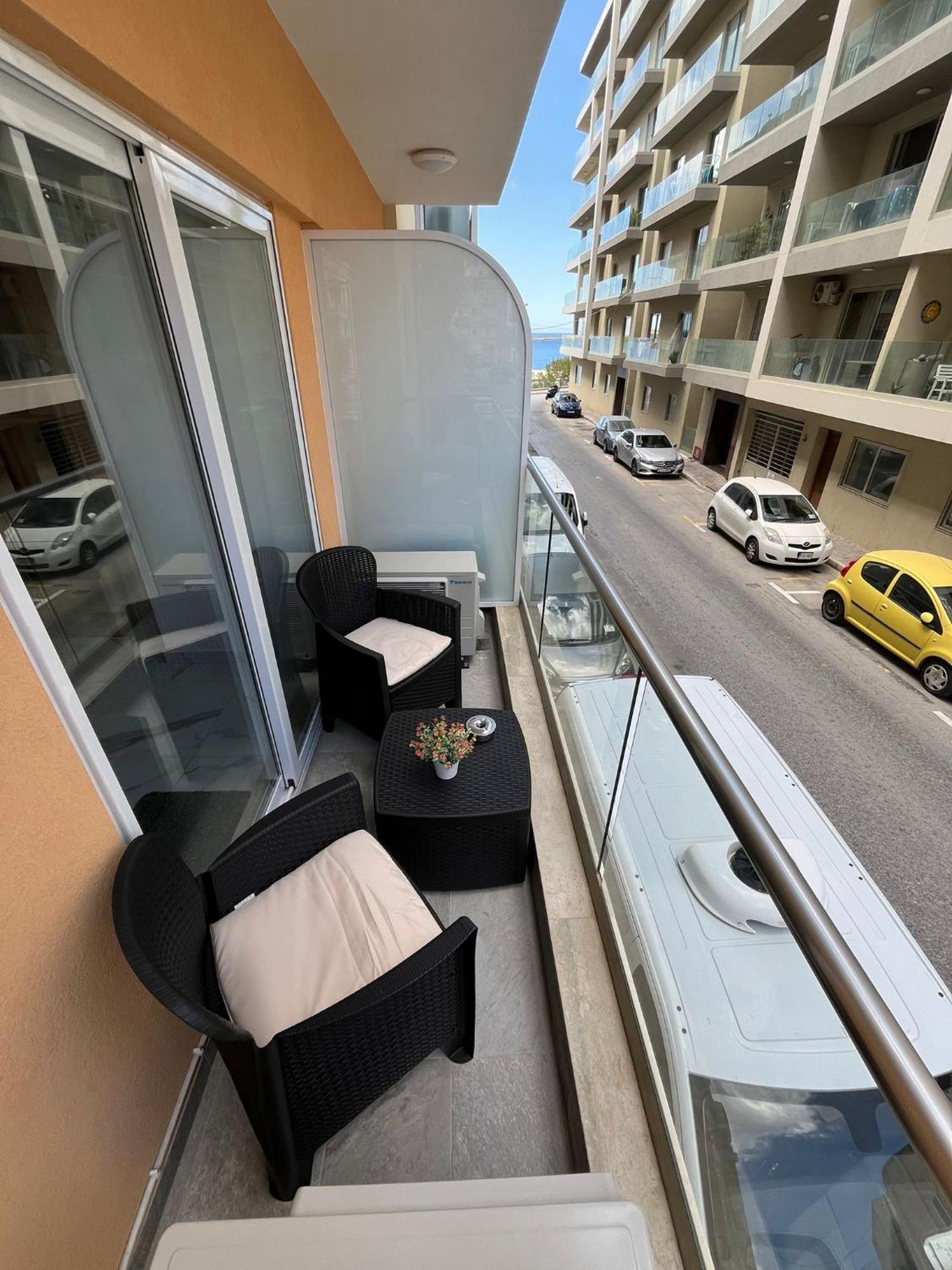Sea Breeze, Spacious 2-Bedroom Lux Seaside Apartments St. Paul's Bay Dış mekan fotoğraf