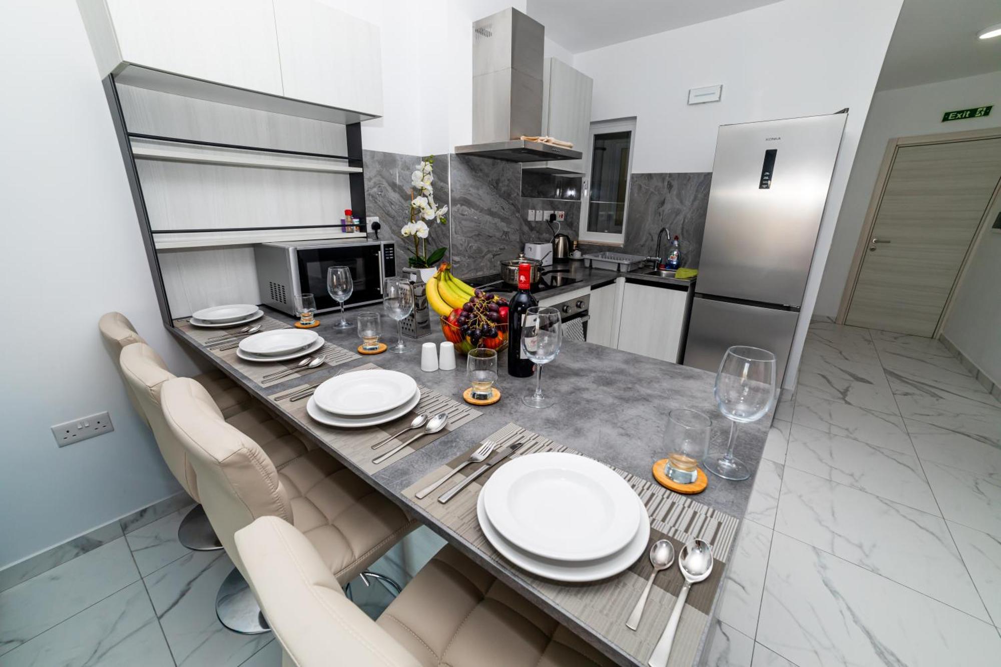 Sea Breeze, Spacious 2-Bedroom Lux Seaside Apartments St. Paul's Bay Dış mekan fotoğraf
