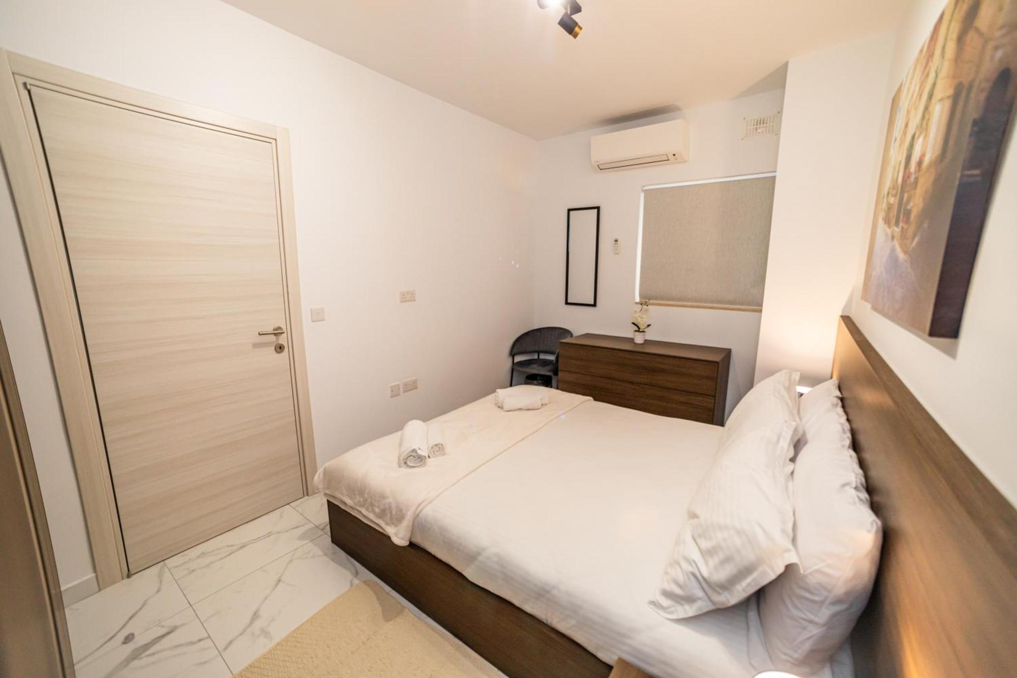 Sea Breeze, Spacious 2-Bedroom Lux Seaside Apartments St. Paul's Bay Dış mekan fotoğraf