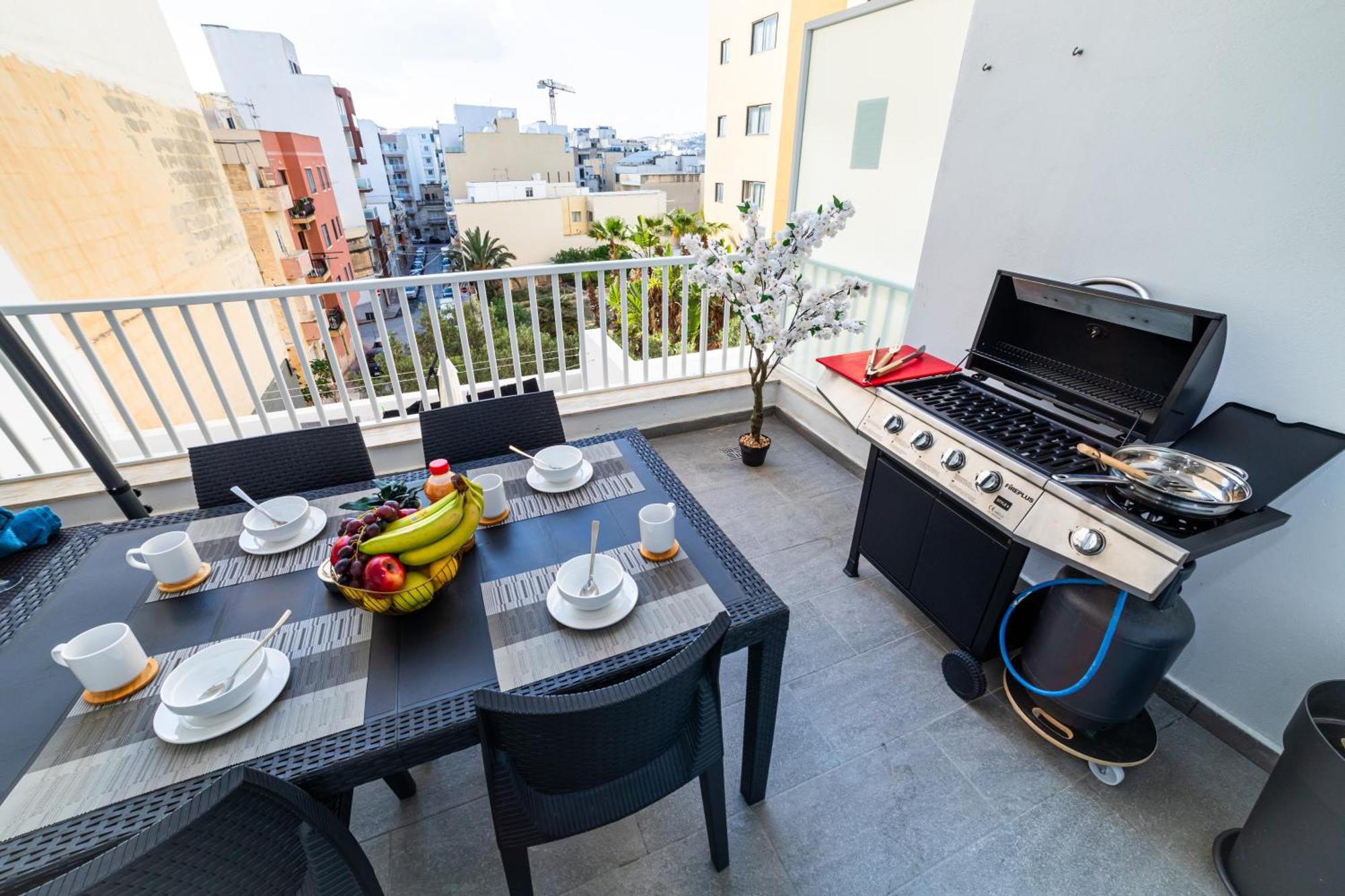 Sea Breeze, Spacious 2-Bedroom Lux Seaside Apartments St. Paul's Bay Dış mekan fotoğraf