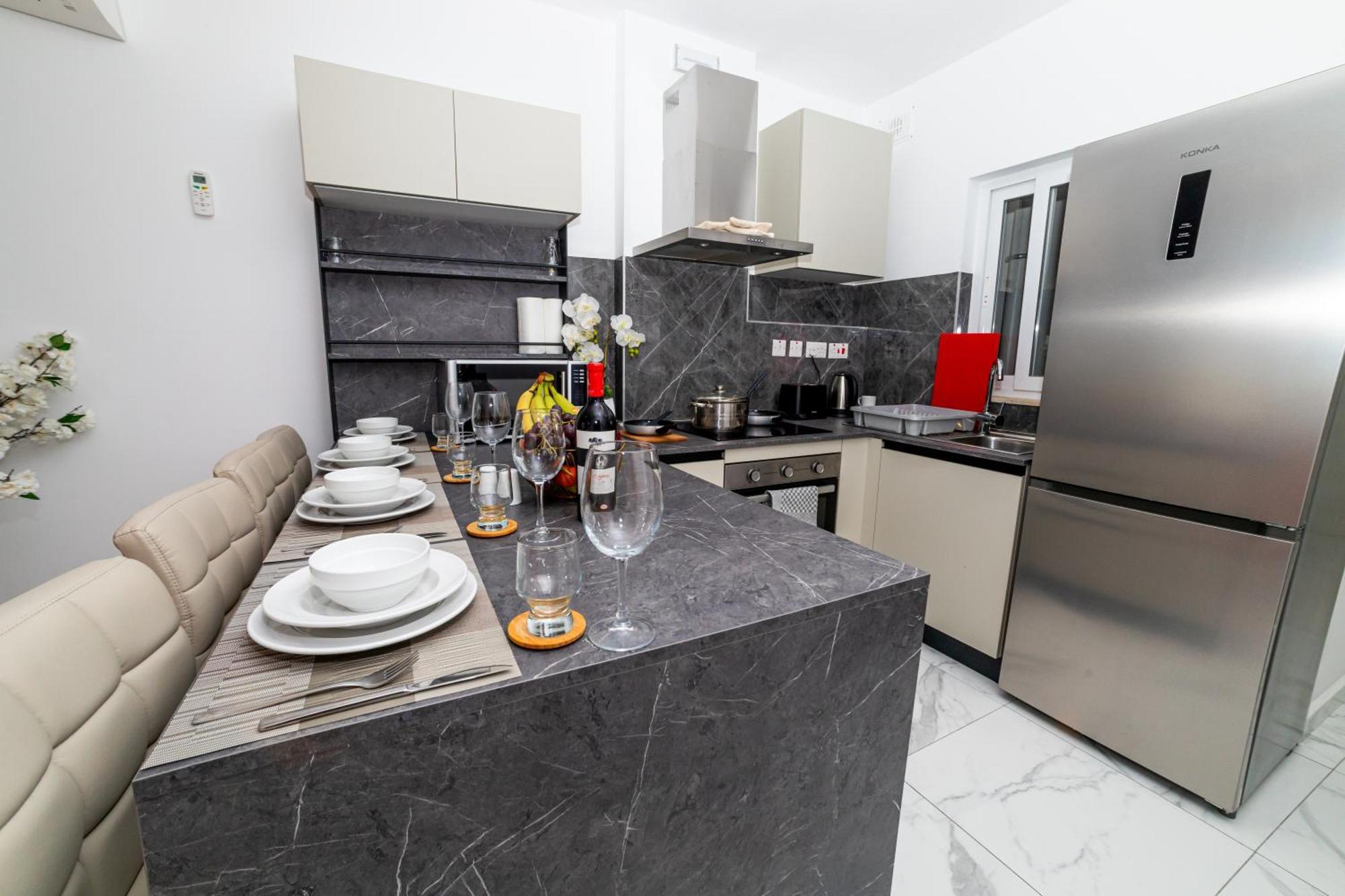 Sea Breeze, Spacious 2-Bedroom Lux Seaside Apartments St. Paul's Bay Dış mekan fotoğraf