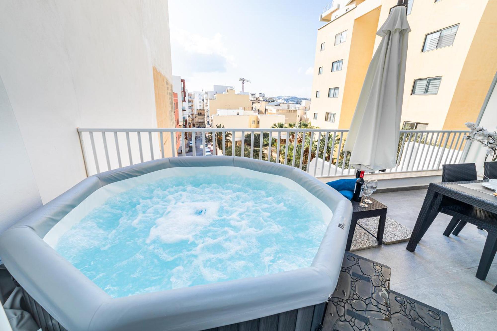 Sea Breeze, Spacious 2-Bedroom Lux Seaside Apartments St. Paul's Bay Dış mekan fotoğraf