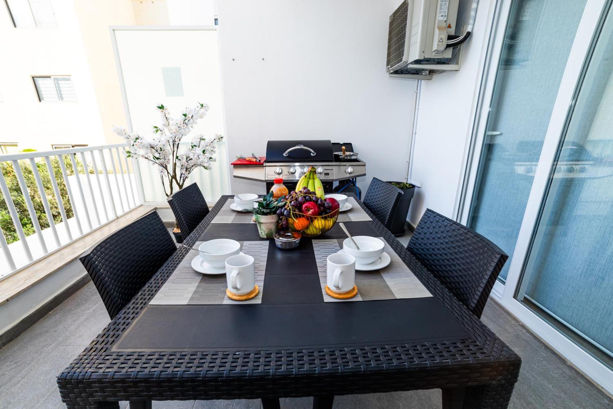 Sea Breeze, Spacious 2-Bedroom Lux Seaside Apartments St. Paul's Bay Dış mekan fotoğraf